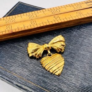 Vintage AVON brooch “I Love You Grandmother” message on back gold heart dangle